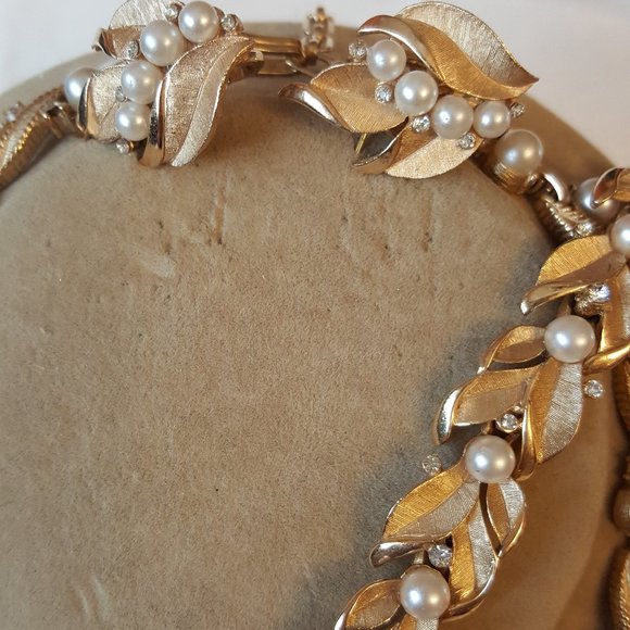 Vintage Trifari Pearl & Brushed Gold Designer Set Necklace, Earrings & Bracelet - Picture 6 of 10
